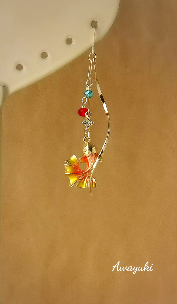 涼しげに泳ぐ金魚とガラスの揺れるウェーブピアス(アクアブルー・赤・魚・お祭り・浴衣・夏・海・ゆらゆら・上品・大人可愛い) 5枚目の画像
