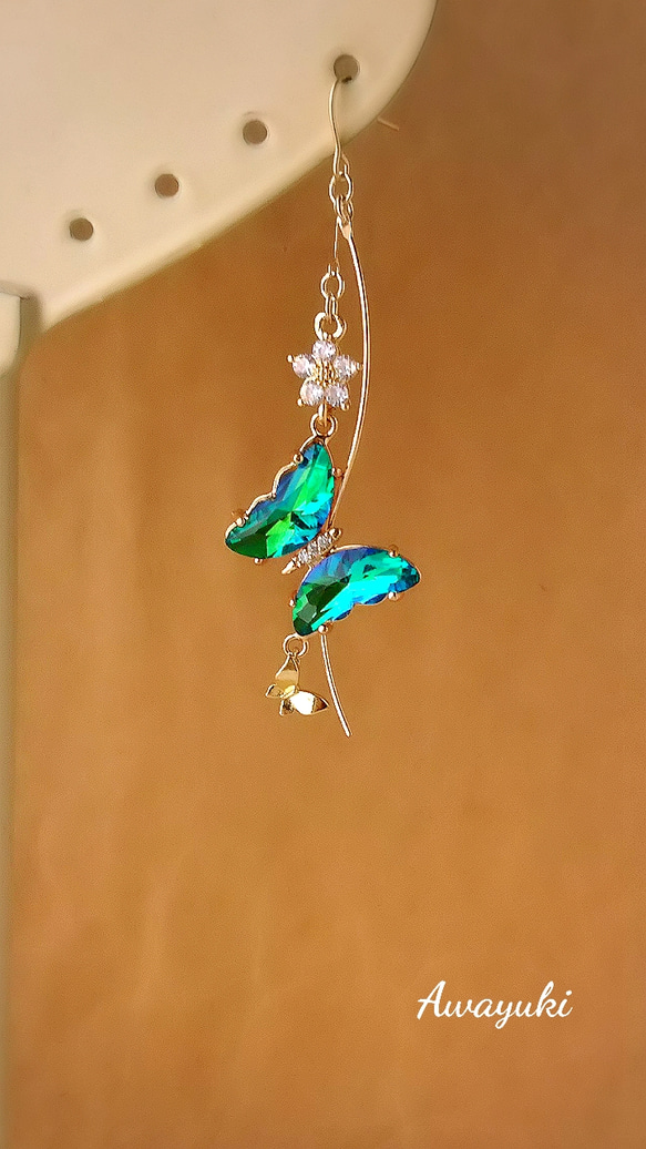 大ぶり・美しく輝くガラスの蝶とジルコニアフラワーのロングピアス(グリーンブルー・バタフライ・蝶・秋・冬・上品・クリスマス 5枚目の画像