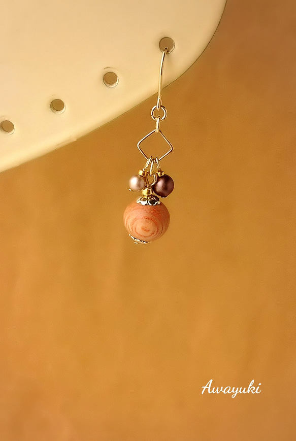 ローズウッド・木目の可愛いナチュラルピアス(秋・冬・オータム・自然素材・ベイクドカラー) 4枚目の画像