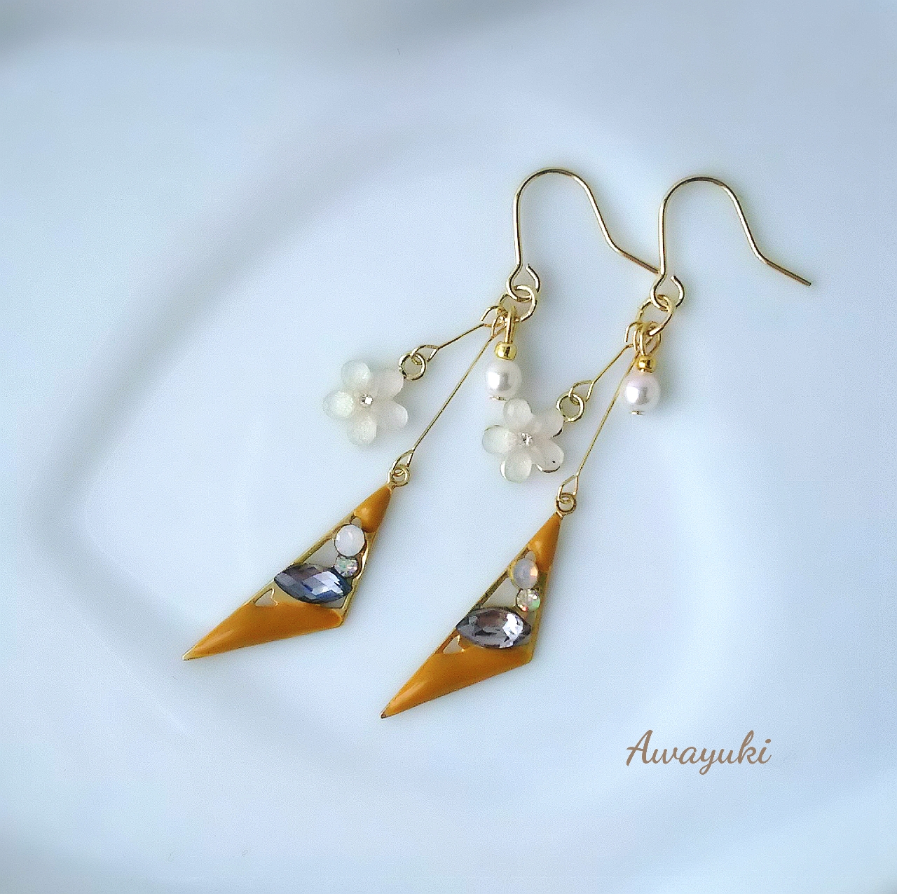 大人可愛いビジューチャームと小花揺れる冬ピアス(マスタードイエロー 