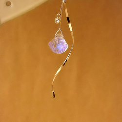 ゆらゆら可愛い・ガラスの貝とウェーブの揺れるロングピアス(クリスタルオーロラ・クリア) 4枚目の画像
