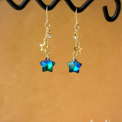 キラキラ輝く美しいネイビースターのピアス(夏・ブルー・星
