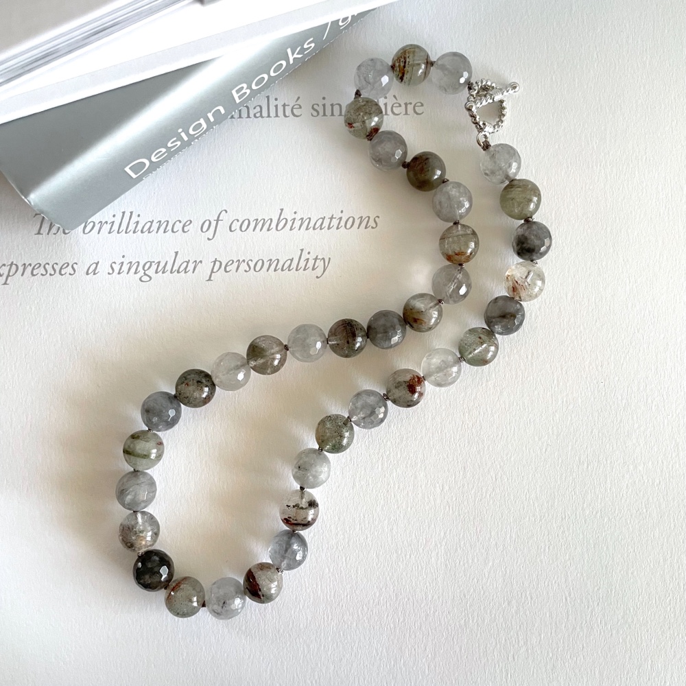 ガーデンクォーツ＆グレークォーツのアンニュイな透明感あるネックレス