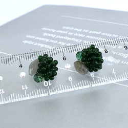 ラブラドライトがポイントの小さなグリーンクォーツのピアス（ロジウムカラー） 5枚目の画像
