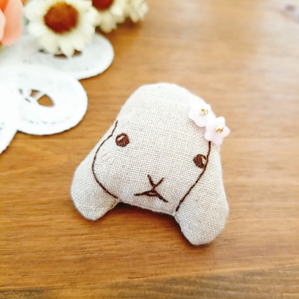 いっしょにおでかけ♪おんなのこブローチ（うさこ）　刺しゅう 2枚目の画像