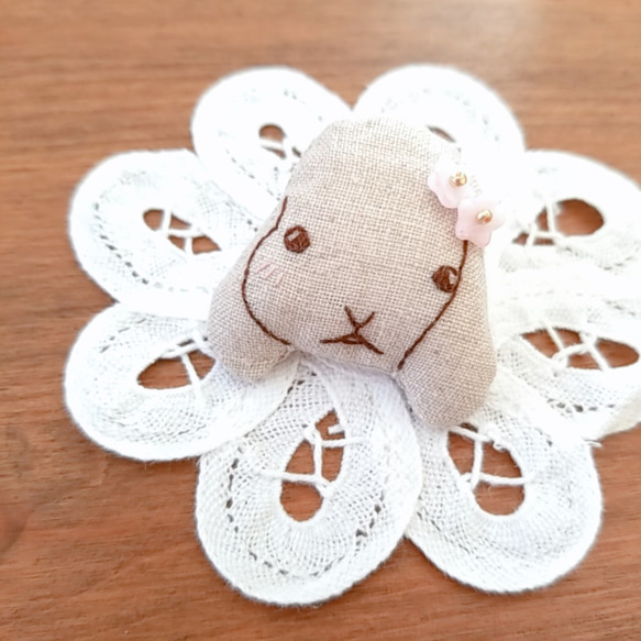 いっしょにおでかけ♪おんなのこブローチ（うさこ）　刺しゅう 4枚目の画像