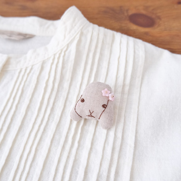 いっしょにおでかけ♪おんなのこブローチ（うさこ）　刺しゅう 5枚目の画像