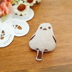 いっしょにおでかけ♪シマエナガのブローチ　刺しゅう 2枚目の画像
