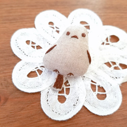 いっしょにおでかけ♪シマエナガのブローチ　刺しゅう 4枚目の画像