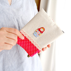 マトリョーシカのブックカバー☆厚めの本にも対応　＊　刺しゅう 1枚目の画像