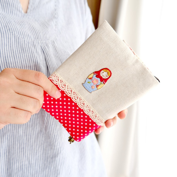 マトリョーシカのブックカバー☆厚めの本にも対応　＊　刺しゅう 1枚目の画像