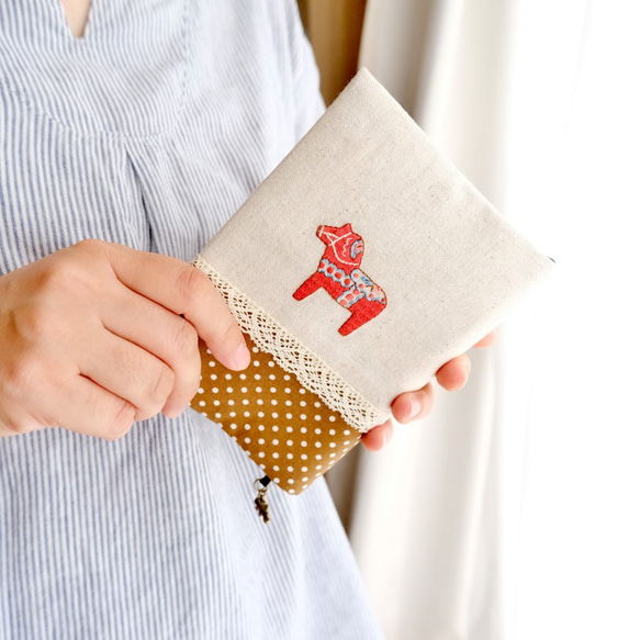 ダーラナホースのブックカバー☆厚めの本にも対応　＊　刺しゅう 1枚目の画像