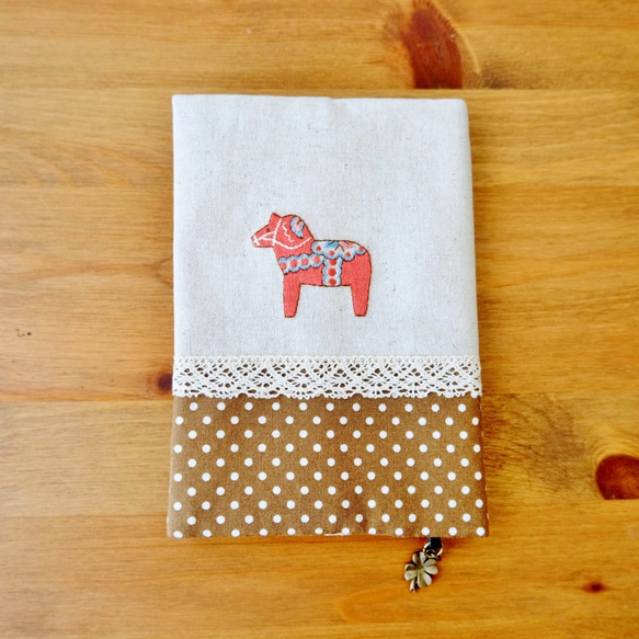 ダーラナホースのブックカバー☆厚めの本にも対応　＊　刺しゅう 3枚目の画像