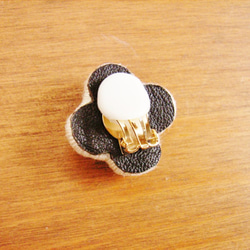 小花のイヤリング（アジサイ・青）　刺しゅう 3枚目の画像