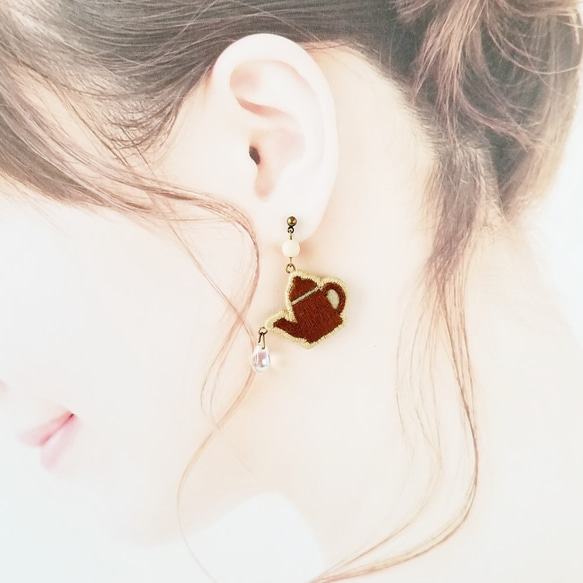 cafeピアス・イヤリング（コーヒーポット・茶）　刺しゅう 2枚目の画像