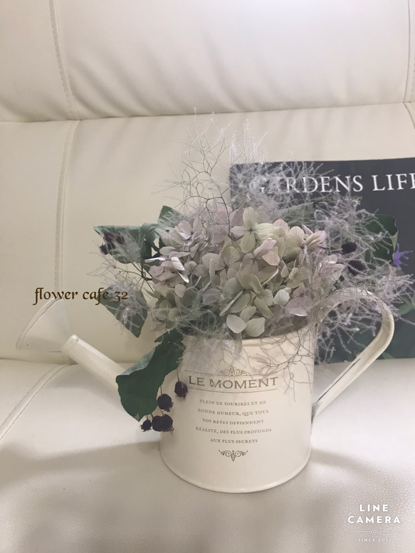 白いブリキジョウロアレンジメント　紫陽花＆スモークツリー　ドライフラワー 2枚目の画像