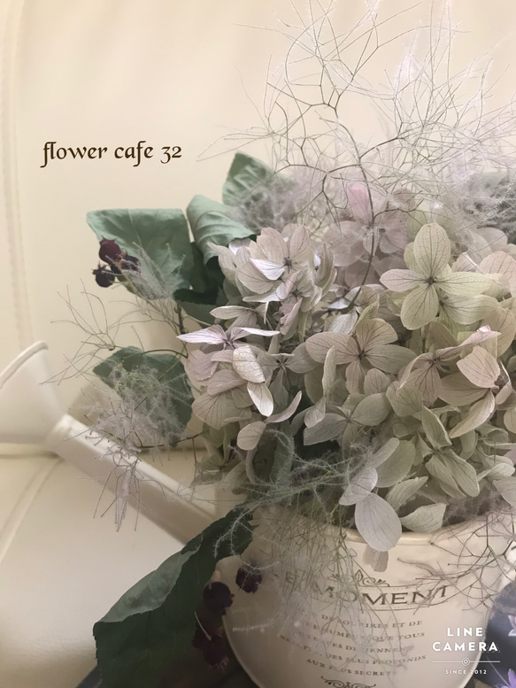 白いブリキジョウロアレンジメント　紫陽花＆スモークツリー　ドライフラワー 4枚目の画像