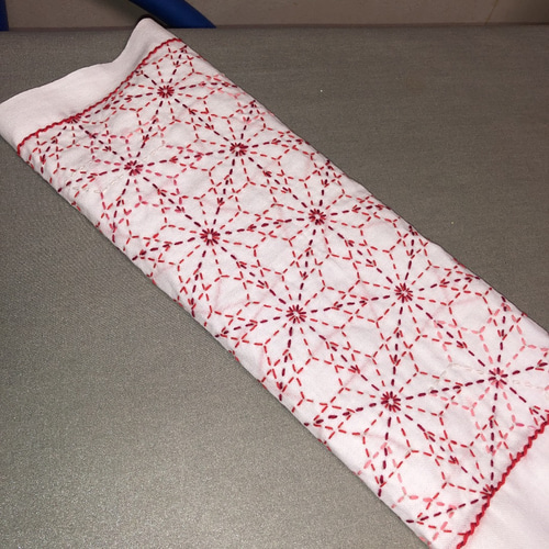 刺し子 花ふきん ＝変わり麻の葉Ⅱ＝ 紅系三色で 房を付けて 悔やむ