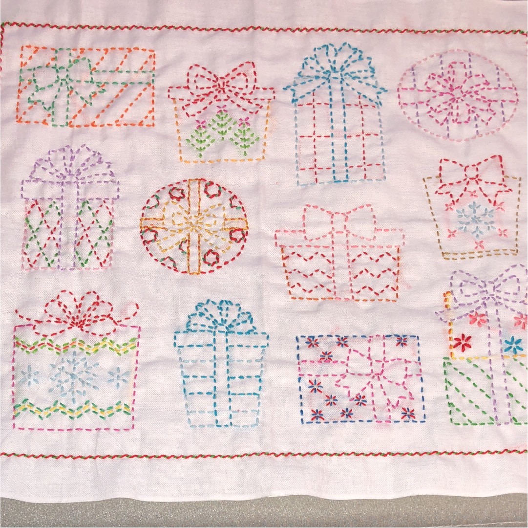 ひな壇 ホワイト 赤い刺繍布付き ひな壇 ホワイト 赤い刺繍布付き d6cbf78f832d4c5918280d20d3f18a