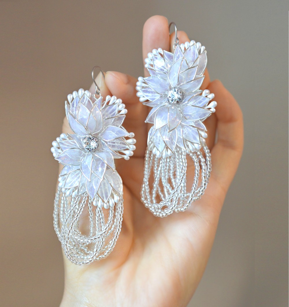 白い花咲くビーズピアス/イヤリング　ウェディングブライダルパーティ　パールホワイト　タッセル　チタン製アレルギー対応