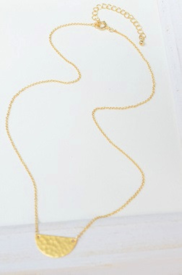 ハンマードゴールドの半円ネックレス 4枚目の画像