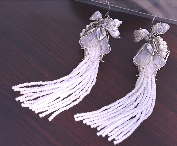 Suzuran Motif Bead Tassel Earrings/Earrings Silver Flower Motif 第1張的照片