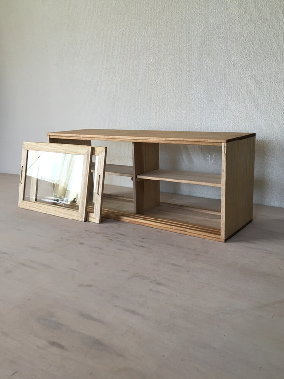 ［サイズオーダー可］木製 2段 ガラスケース ショーケース  小さな食器棚 卓上サイズ 2枚目の画像