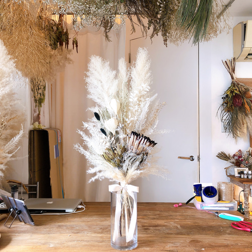 ふわふわ真っ白なパンパスグラス（ビックテールリード）とネイティブ