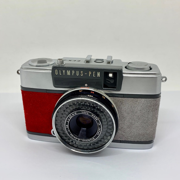 中古 リメイク フィルム カメラ　OLYMPUS PEN　EES-2　スエード　貼り替え（レッド•グレー） 1枚目の画像