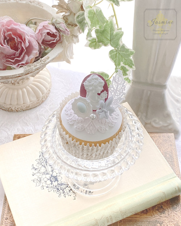 ノーブルな雰囲気　カメオのエレガントカップケーキ 1枚目の画像