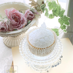 《M様専用》ふんわりフェミニン　フェザーとパールのカップケーキ　ホワイト 1枚目の画像