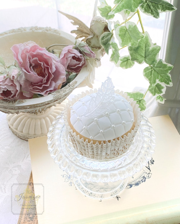 《M様専用》ふんわりフェミニン　フェザーとパールのカップケーキ　ホワイト 1枚目の画像