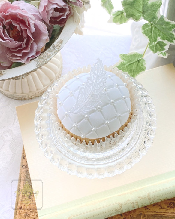 《M様専用》ふんわりフェミニン　フェザーとパールのカップケーキ　ホワイト 2枚目の画像