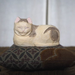 木彫りの眠り猫（座布団付き） その他置物 木彫guri 通販 9967199