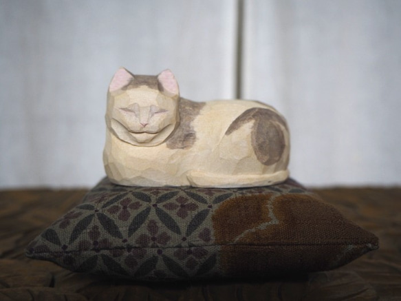 眠りネコ 木彫りの眠り猫（座布団付き） その他置物 木彫guri 通販 9967199