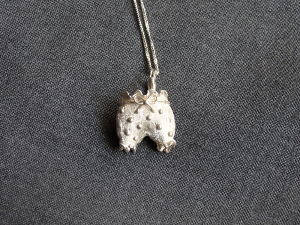 洗濯物ネックレス かぼちゃパンツ