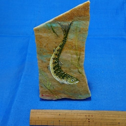 幸福を呼ぶ石絵「渓流の魚　Ｃ－10」アート　置物 1枚目の画像