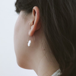 命運轉輪 - 簡約主義珍珠耳環 (耳針) 第5張的照片