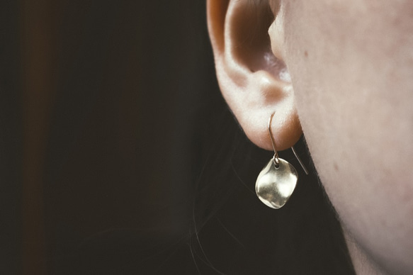 蓓 - 黃銅片耳環 (耳勾) 第1張的照片