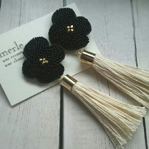 受注生産:花とタッセルのピアス(Black×white) ピアス（その他） merle