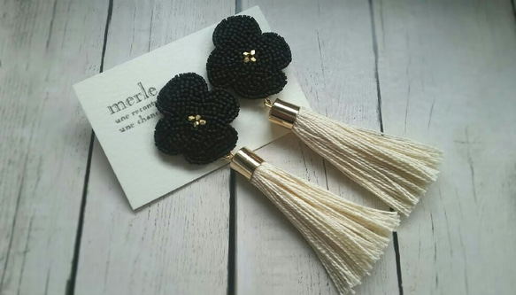 受注生産:花とタッセルのピアス(Black×white) ピアス（その他） merle