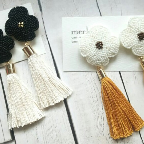 受注生産:花とタッセルのピアス(Black×white) ピアス（その他） merle