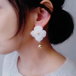 2way花のチタンピアス(ホワイト×パール) 3枚目の画像