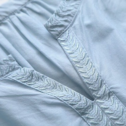 ブルー/白 花柄刺繍 Vネックのブラウス 七分袖 ふんわりした袖 6枚目の画像