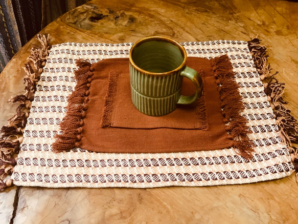 手織り布で作ったふさふさコースター 2枚組 (H-co-10) 4枚目の画像