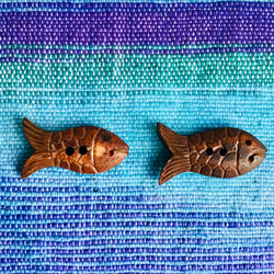 お魚ちゃんボタン（バッファローボーン染め　焦茶　2個セット） 2枚目の画像