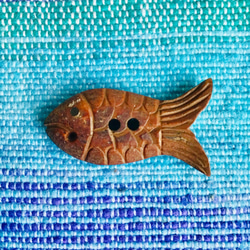 お魚ちゃんボタン（バッファローボーン染め　焦茶　2個セット） 3枚目の画像