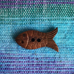お魚ちゃんボタン（バッファローボーン染め　焦茶　2個セット） 5枚目の画像