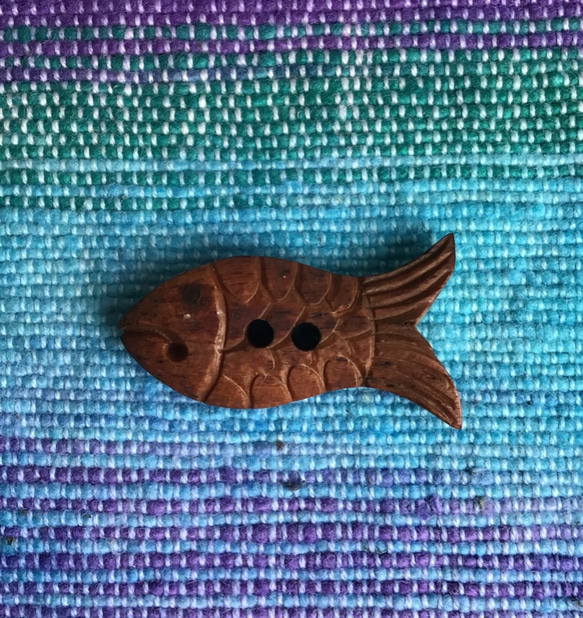 お魚ちゃんボタン（バッファローボーン染め　焦茶　2個セット） 5枚目の画像