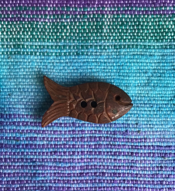 お魚ちゃんボタン（バッファローボーン染め　焦茶　2個セット） 6枚目の画像
